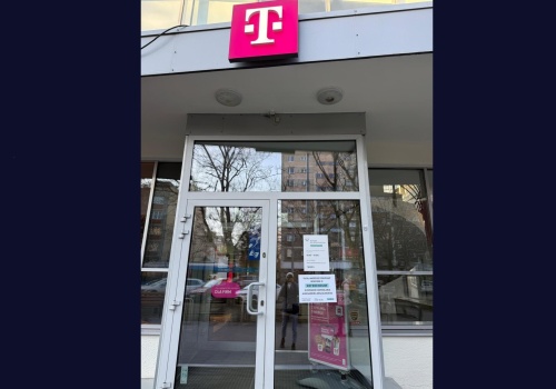 T-Mobile popiera krakowskie referendum? Mylące ogłoszenie na drzwiach salonu