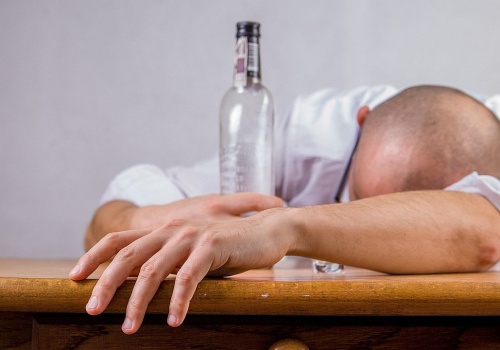 Młodzież łączy alkohol ze środkami psychoaktywnymi