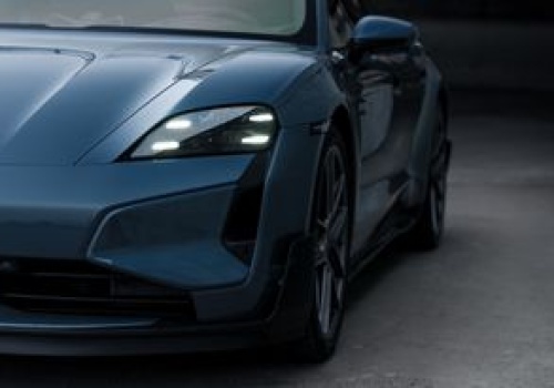 Zalegają w salonach i tanieją. Rabaty sięgają 250 tys. zł