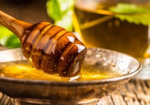 Za ten miód trzeba sporo zapłacić. Pomaga na kaszel i wspiera pracę jelit