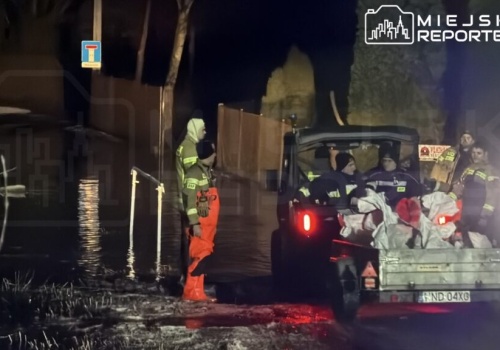 Wkra wylała. Zalane posesje i ulice. Strażacy walczą z żywiołem