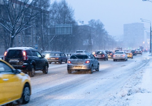 Równoczesny skręt w lewo. Przepisy nie mówią wprost. Kierowcy wciąż się mylą