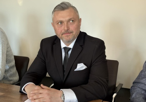 Rada miasta w pełnym składzie. Jarosław Sarna złożył ślubowanie