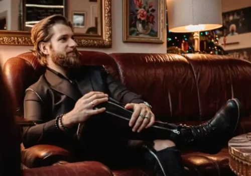 Adam Kalinowski zaśpiewa przeboje zespołu The Beatles w Jazz Club Muzeum w Jaworznie