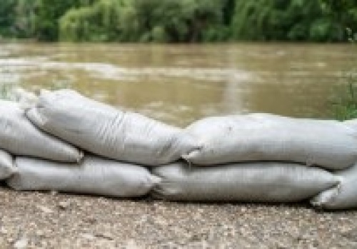 ​Zator lodowy na Wkrze. Strażacy walczą z żywiołem