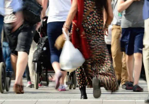 Duże miasta jadą na rezerwie. Pracowników potrzeba „na już”