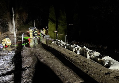 Zator lodowy na Wkrze. Woda zalała 24 posesje. Służby walczą z żywiołem