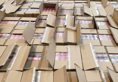 Ukrywali w magazynie prawie dwa mln sztuk papierosów bez akcyzy. Zostali zatrzymani