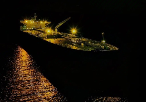 Iran gorączkowo ładuje ropę na pokłady jednostek. Persowie pewni ataku?