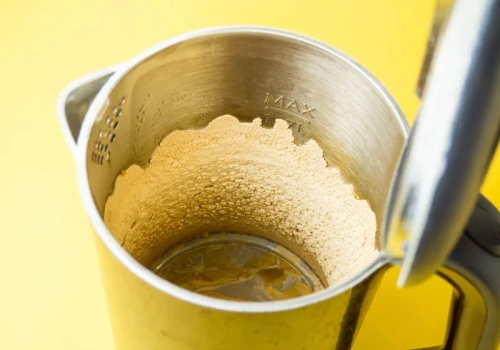 Wrzuć to do czajnika i zagotuj. Kamień odchodzi bez zapachu octu