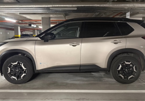 Jeśli ktoś wyłoży 137 tys. zł, dealer zamknie temat rocznika 2024. Patrząc na silnik i wyposażenie, duży SUV Nissana jest wart tych pieniędzy