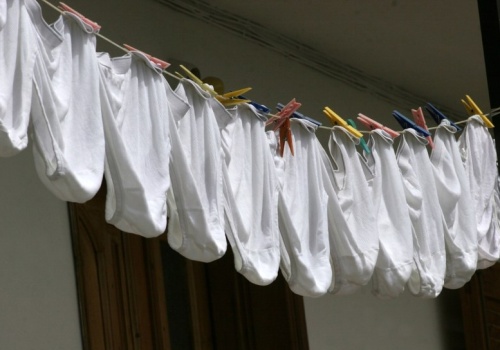 Gdzie wyrzucić starą bieliznę? 90 procent osób w Polsce robi to źle