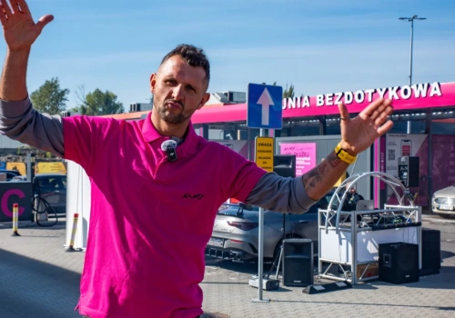 Impreza techno na Myjni Kanty w Jaworznie - piana, dj i dźwięk silników