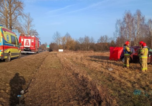 Czarny poranek w Łódzkiem. Zginęła kobieta, nie miała zapiętych pasów