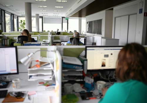 Gigant zwalnia niemal połowę pracowników. Akcje wystrzeliły. 