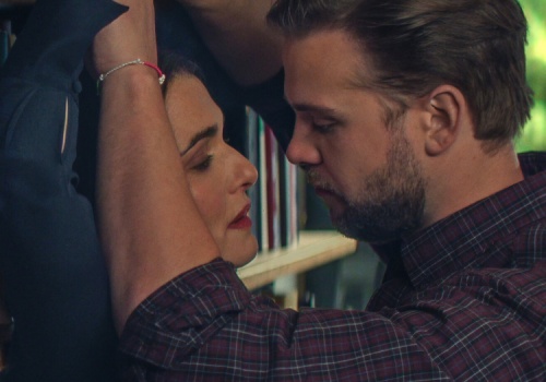 Netflix w marcu nie bierze jeńców. Thriller z Rachel Weisz, powrót „Virgin River” i nowi „Peaky Blinders” rozpalą widzów do czerwoności