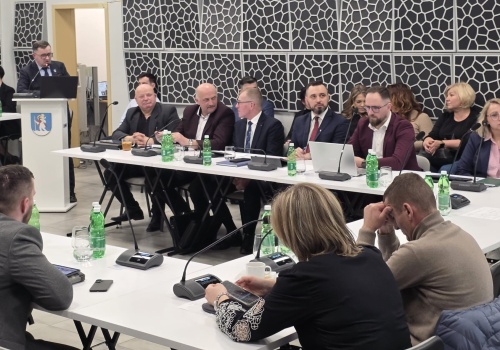 1000 zł na start życia. Radni jednogłośnie przyjęli „Wyprawkę Chełmiecką”