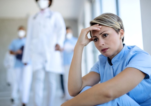 Luki w kadrach medycznych – dlaczego darmowe szkoły policealne są odpowiedzią na stabilność systemu ochrony zdrowia?