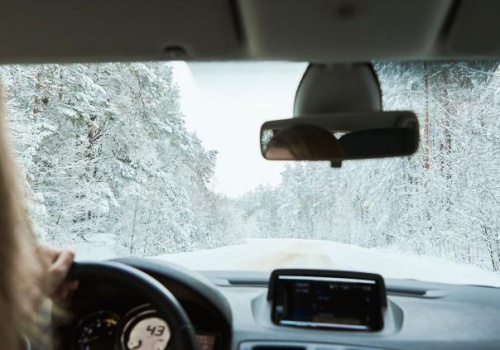 Mistrzowie kierownicy w trudnych warunkach. Polacy ocenili swoje zimowe umiejętności jazdy