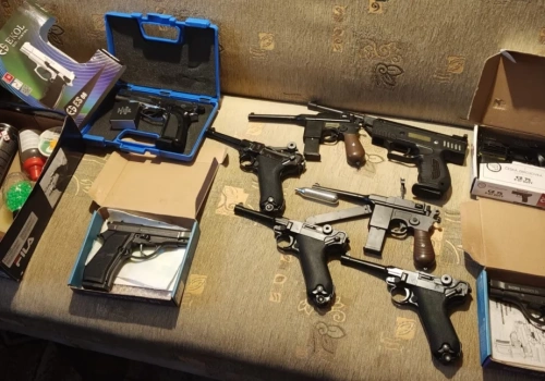 Siedlce: 81-latek strzelał z okna jednego z bloków. W mieszkaniu miał 17 wiatrówek