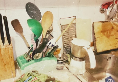 Nie zostawiaj tych rzeczy na blacie kuchennym, jak idziesz spać. Nie powinny tam leżeć