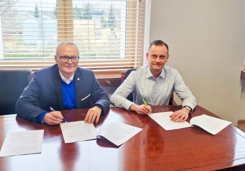 Nowe boisko wielofunkcyjne powstanie w Kornicach - podpisano umowę z wykonawcą