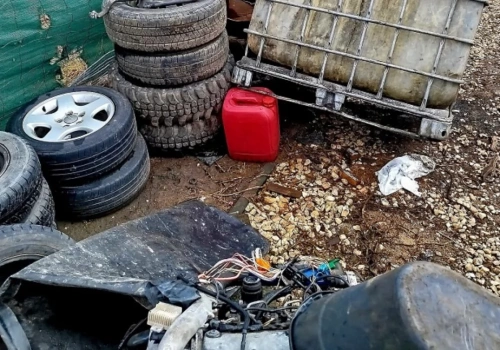 Jaworzanin na terenie swojej posesji nielegalnie składował i demontował pojazdy