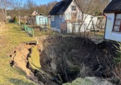Potężny lej w Trzebini. Ziemia zapadła się na terenie ogródków działkowych