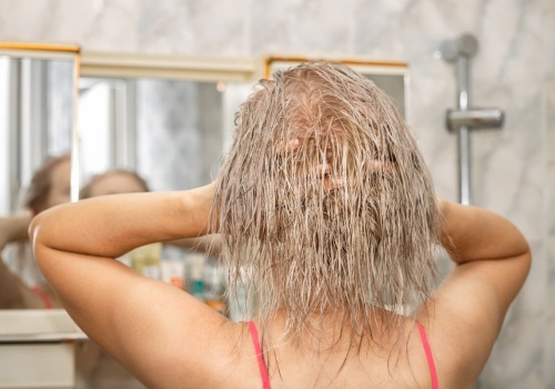 Czy po myciu od razu trzeba suszyć włosy? Tu łatwo o pomyłkę. Efekty? Łupież i swędzenie