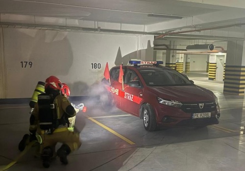 Ćwiczenia dotyczące pożaru auta elektrycznego w garażu podziemnym