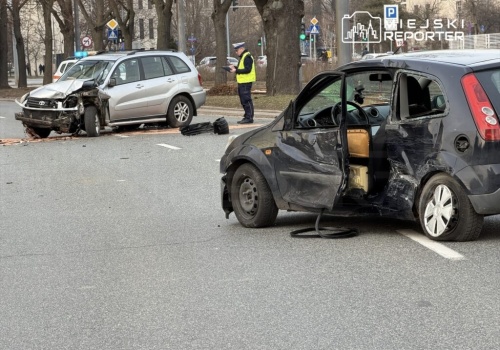 Zasłabł za kierownicą wpadł w torowisko i uderzył w Forda. Groźny wypadek na Mokotowie