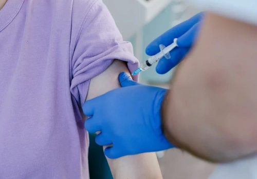 Szczepienia w aptekach. Co to oznacza dla pacjenta? Czy to jest bezpieczne?