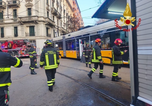 Mediolan. Wykolejony tramwaj uderzył w budynek, są ofiary śmiertelne (wideo)
