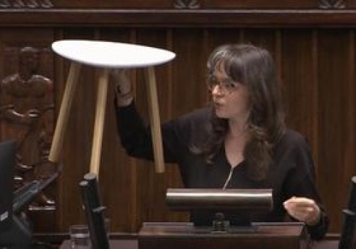 Posłanka KO weszła na mównicę z rekwizytem. Od razu wyjaśniła