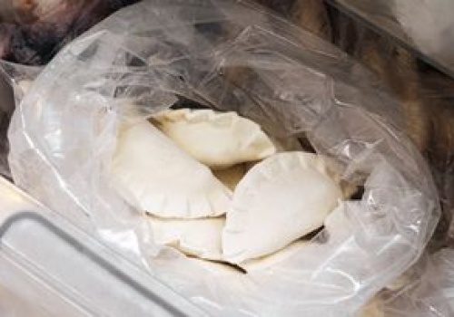 Tyle można trzymać zamrożone pierogi. Później nadają się już tylko do wywalenia