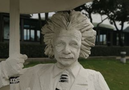 Einstein AI uczy się lepiej od studentów. Edukacja zmienia oblicze