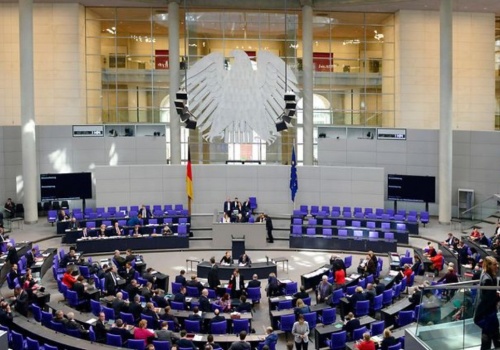 Bundestag zadecydował: Znaczna podwyżka płac dla posłów od lipca 2026
