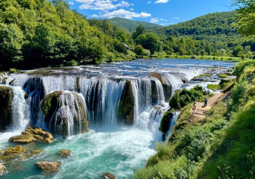 Najmłodszy park narodowy w regionie. Turkusowa rzeka i wodospady. Chorwacja wymięka