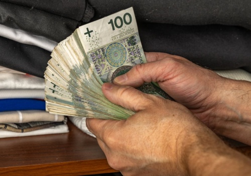 Masz 100 zł? Tyle wystarczy, by zacząć. W lutym państwo płaci więcej, niż myślisz