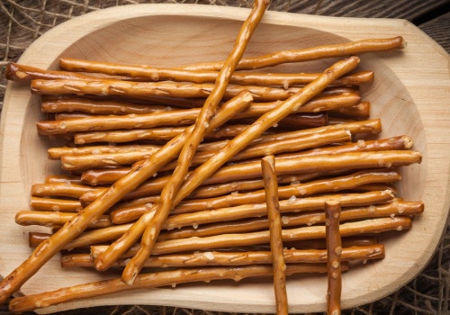 Eksperci zbadali popularne przekąski. W paluszkach znaleziono pestycydy i aluminium