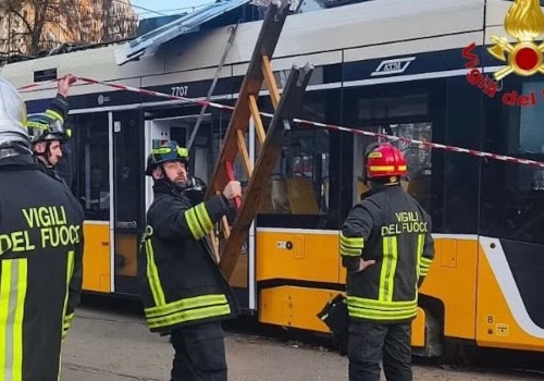 Tramwaj wypadł z torów i wbił się w budynek. Nagranie pokazuje moment katastrofy
