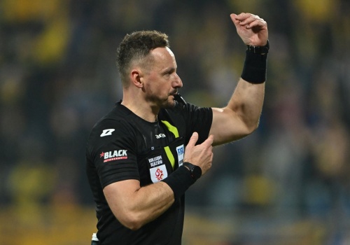 Arka skrzywdzona w derbach? Szwarga grzmi. Raczkowski: Śmierdząca sytuacja