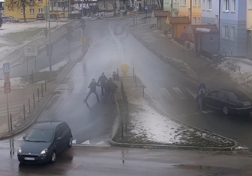 Bójka o dziewczynę w centrum Łomży. Wszystko nagrały kamery