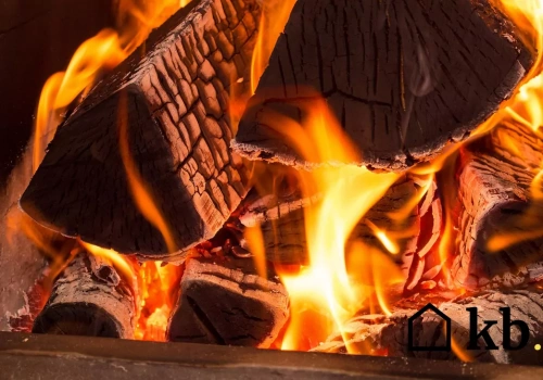 Ten trik z układaniem drewna przy rozpalaniu daje więcej ciepła i mniej dymu