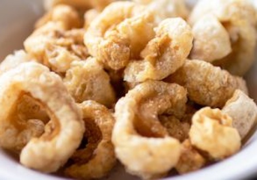 Babcia pokazała mi, jak zrobić kolagenowe skwarki. Nie potrzebuję ani słoniny, ani boczku, by chrupały