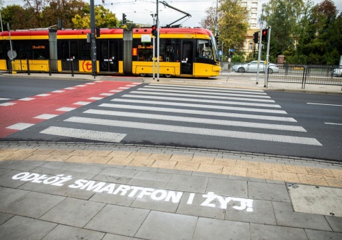 Nowe piktogramy i oświetlenie na przejściach dla pieszych? Radna apeluje o zmiany w Warszawie