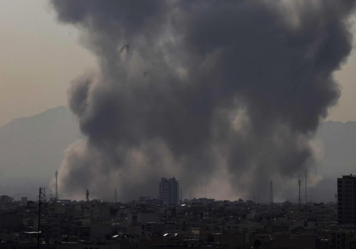 USA i Izrael uderzyły w Iran. Ceny ropy najwyżej od siedmiu miesięcy (RELACJA)