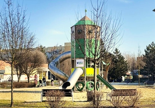 Nowoczesny plac zabaw i siłownia plenerowa