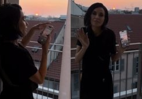 CORAZ SZCZUPLEJSZA Demi Moore kołysze się na balkonie w rytm nowego singla córki. Zachwyca? (FOTO)