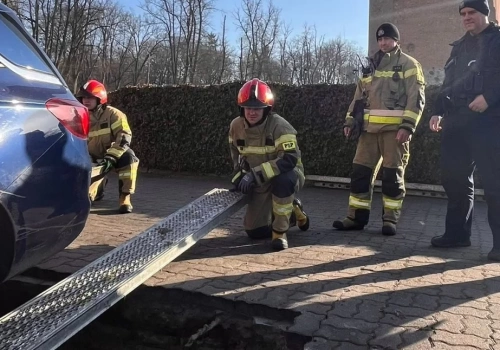 Zapadlisko pod autami przy zamku! Parking w Człuchowie nagle się osunął